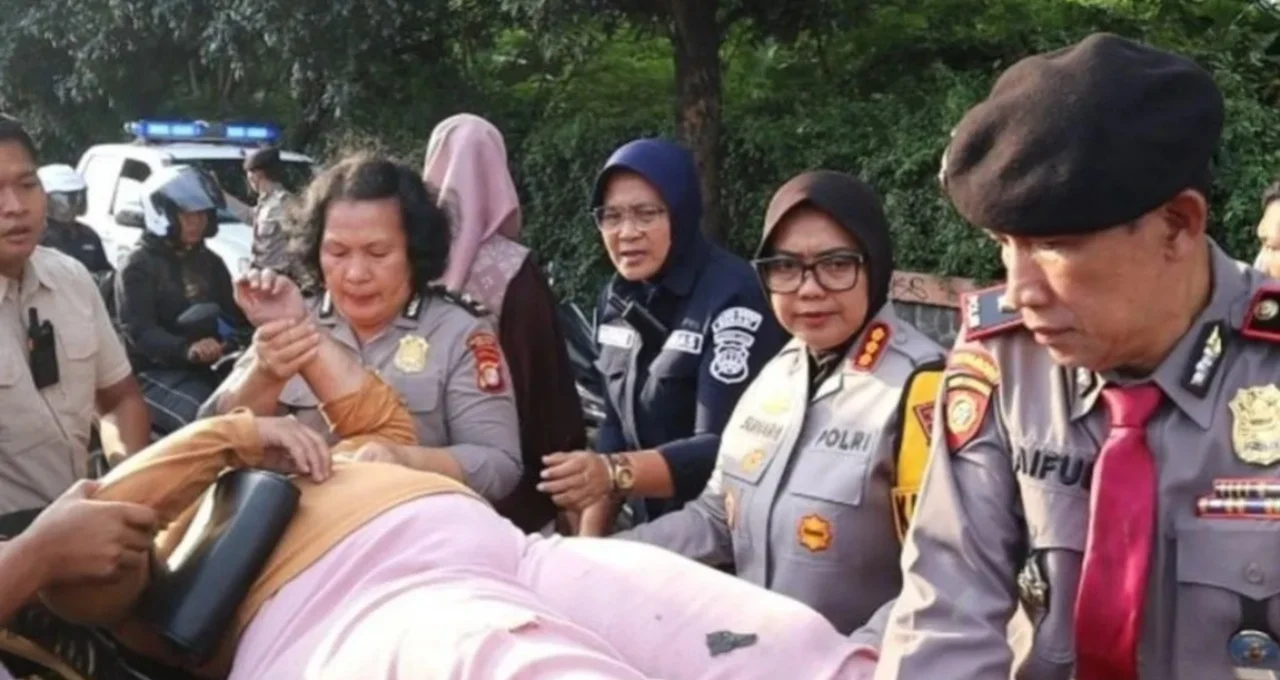 Aksi Heroik Kapolsek Banjarmasin Selatan Evakuasi Korban Kecelakaan di Jalan A Yani