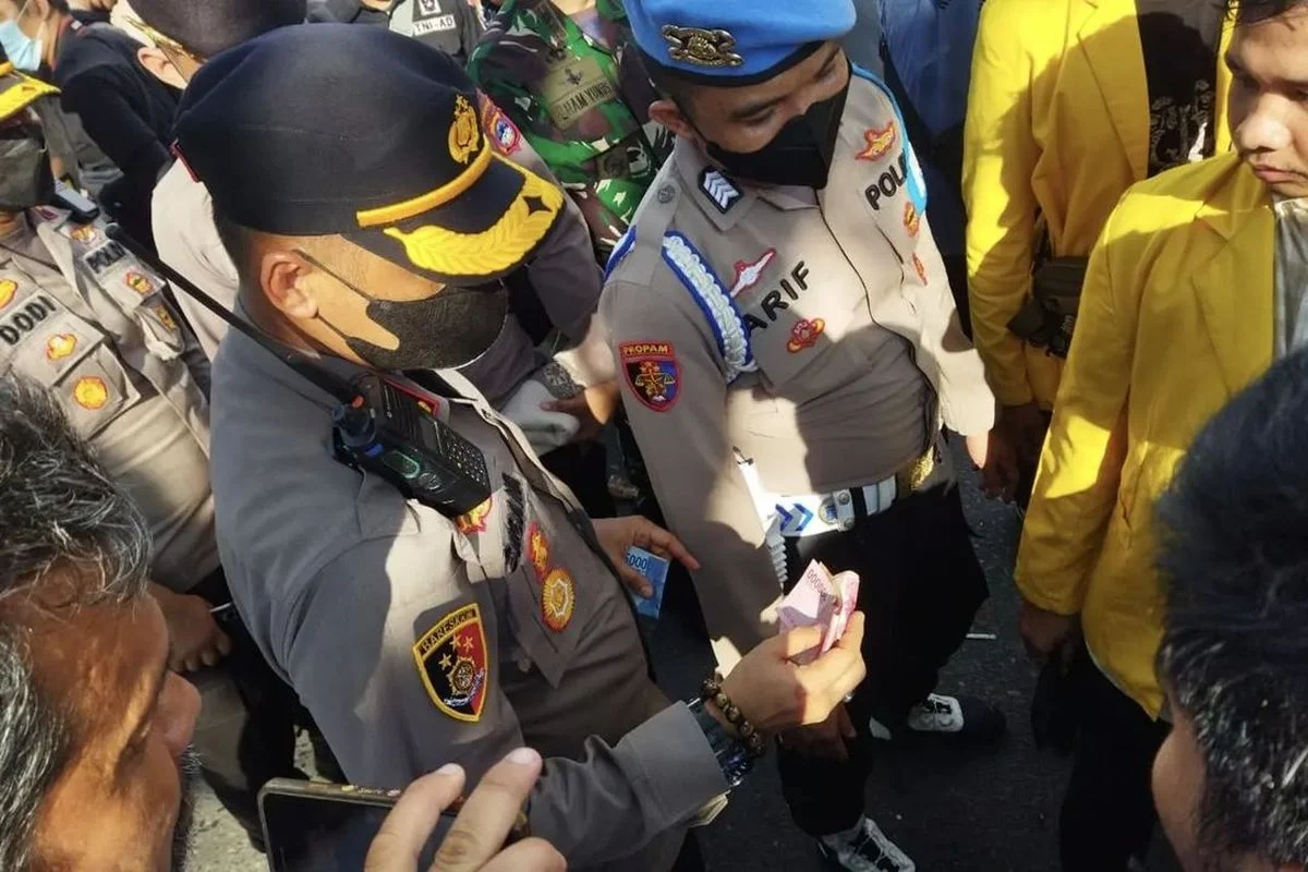 Aksi Kemanusiaan Kapolresta Banjarmasin Evakuasi Mahasiswa yang Pingsan saat Unjuk Rasa
