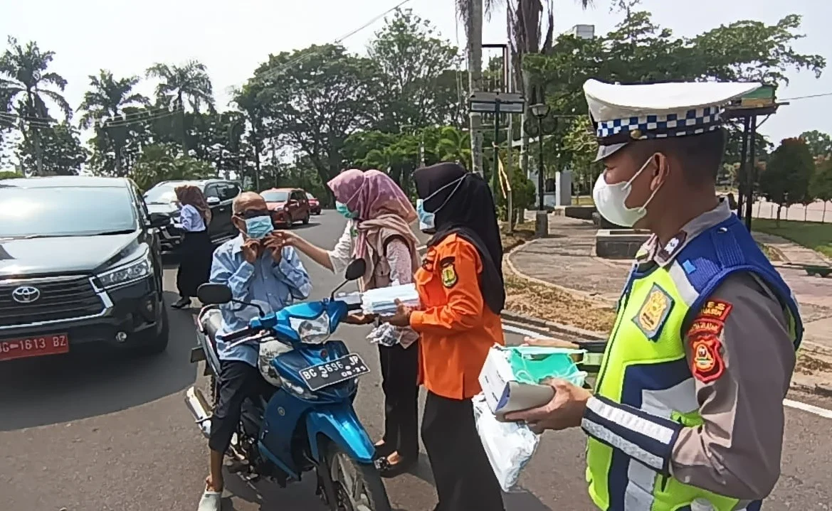 Antisipasi Dampak Kabut Asap, Forkopimda Tabalong Bagikan Masker ke Warga