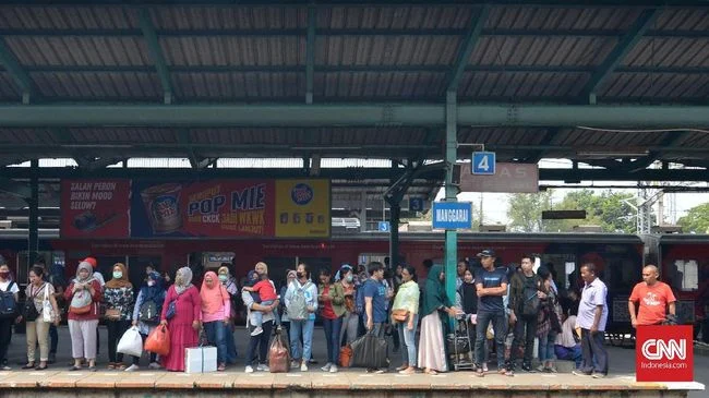 Dinamika Commuter Line: Dari Aksi Tawuran hingga Kucing Penjaga Stasiun