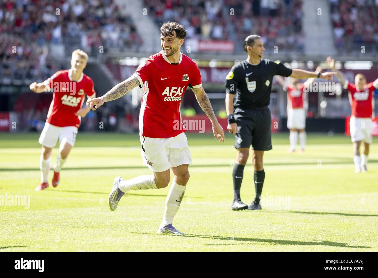 Drama di Balik Pesta Gol AZ Alkmaar: Troy Parrott di Ambang Pintu Keluar