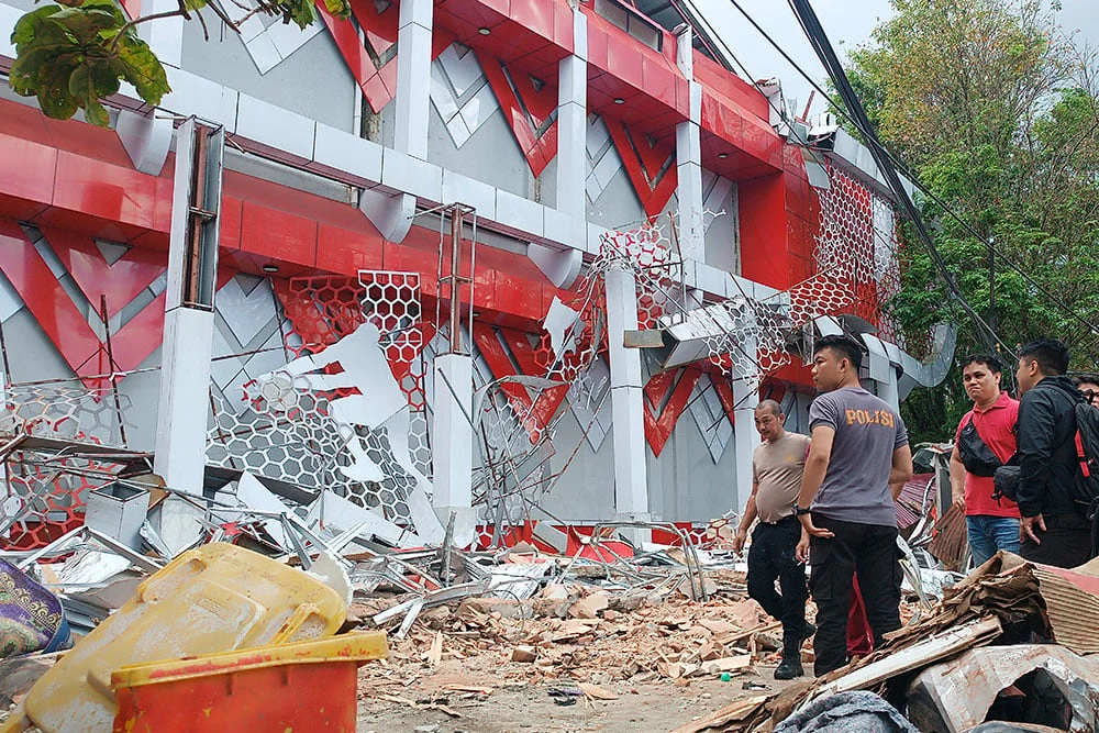 Gempa M7.7 di Indonesia: 47 Orang Tewas dan Ratusan Bangunan Rusak
