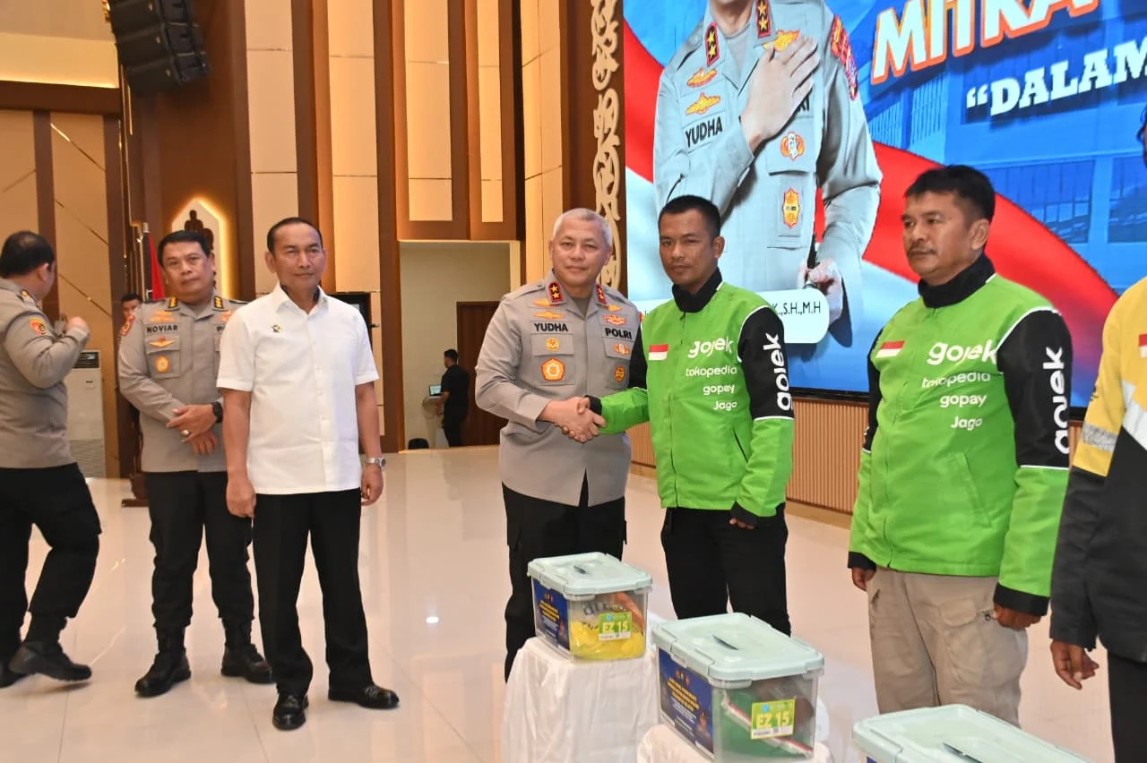 Kapolda Kalsel Gandeng Driver Online Jaga Kamtibmas dan Bagikan Sembako