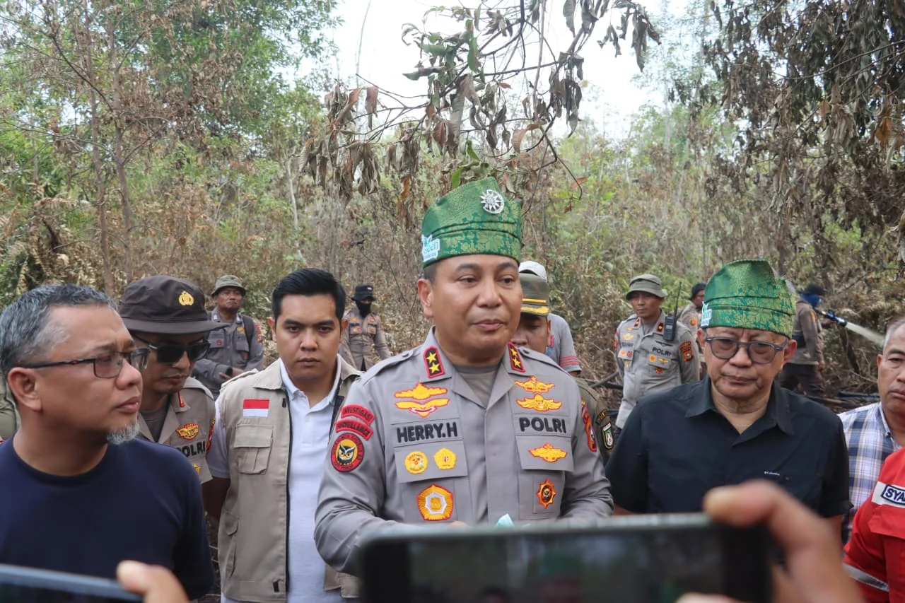Kapolres Tabalong Terjun Langsung Padamkan Tiga Titik Karhutla dalam Sehari