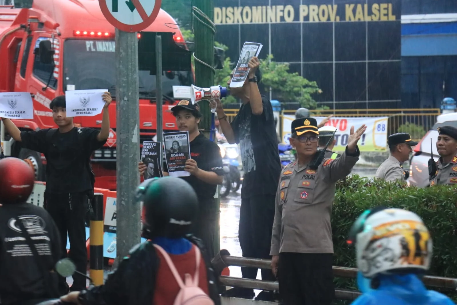 Kapolresta Banjarmasin Kedepankan Sikap Humanis Saat Mengawal Aksi Unjuk Rasa