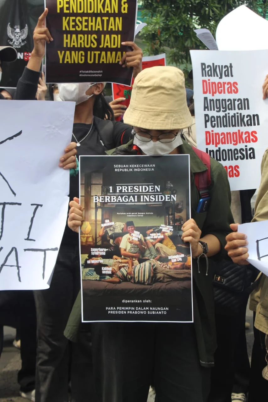 Kekuatan Visual Poster: Dari Kontroversi Kebijakan Publik hingga Panggung Hiburan Dunia