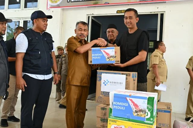 Komdigi Kirim 15 Ton Bantuan Logistik dan 20 Starlink untuk Korban Gempa NTT