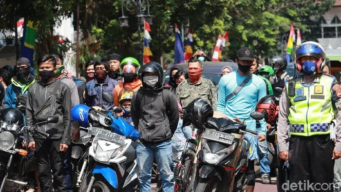 Lagu Indonesia Raya Menggema di Km 6 Banjarmasin, Pengendara Berhenti Sejenak
