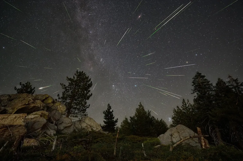 Langit Agustus Menakjubkan: Fenomena Hujan Meteor Perseid dan Bantahan NASA Terkait Teori Konspirasi Gravitasi