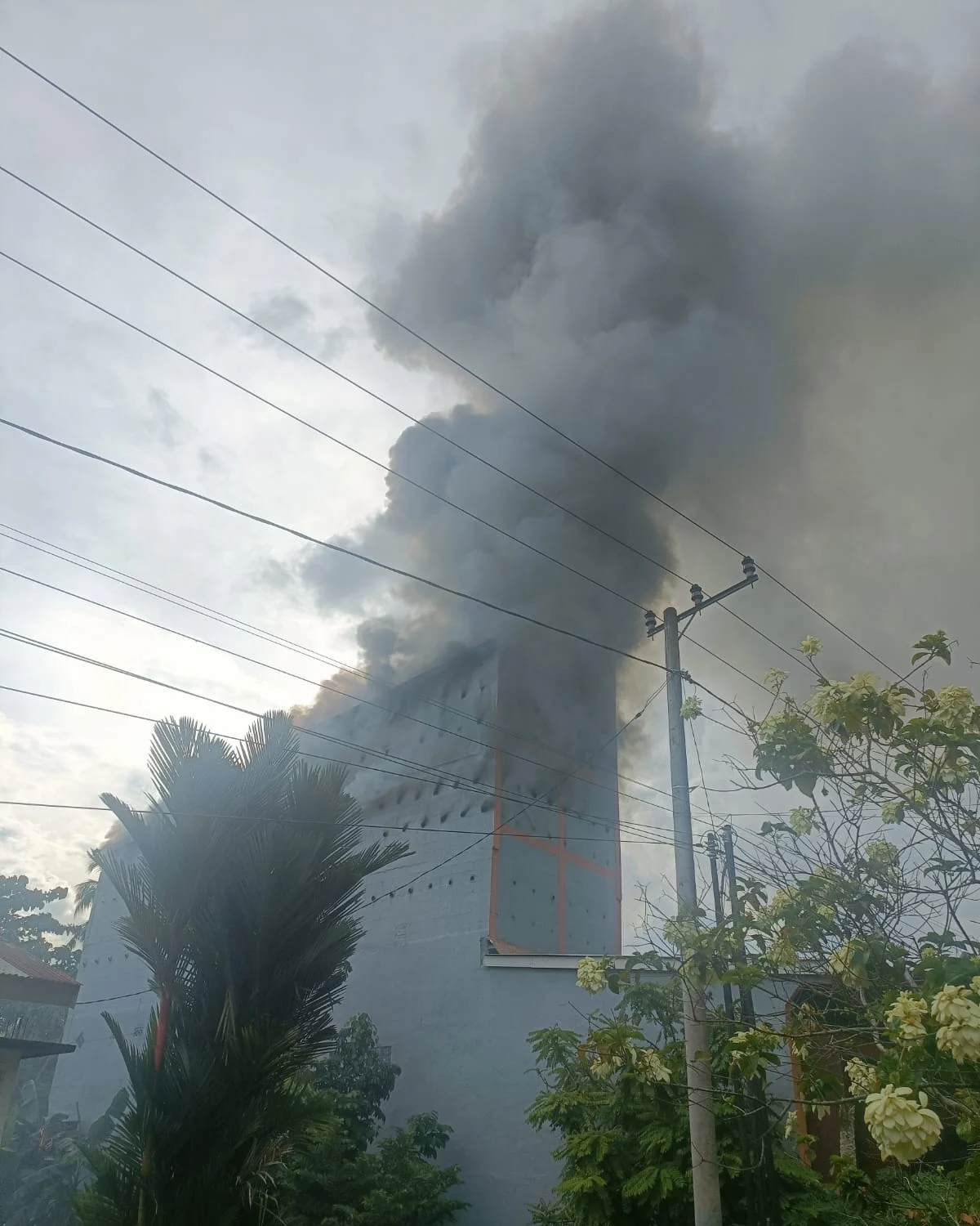 Nipah Mall Makassar Terbakar: Api Berhasil Dipadamkan, Diduga Akibat Korsleting Listrik