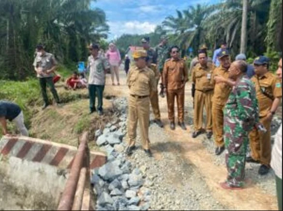 Respons Cepat, Anggota DPRD Balangan Fatturahman Tinjau Kerusakan Jembatan di Desa Muara Ninian