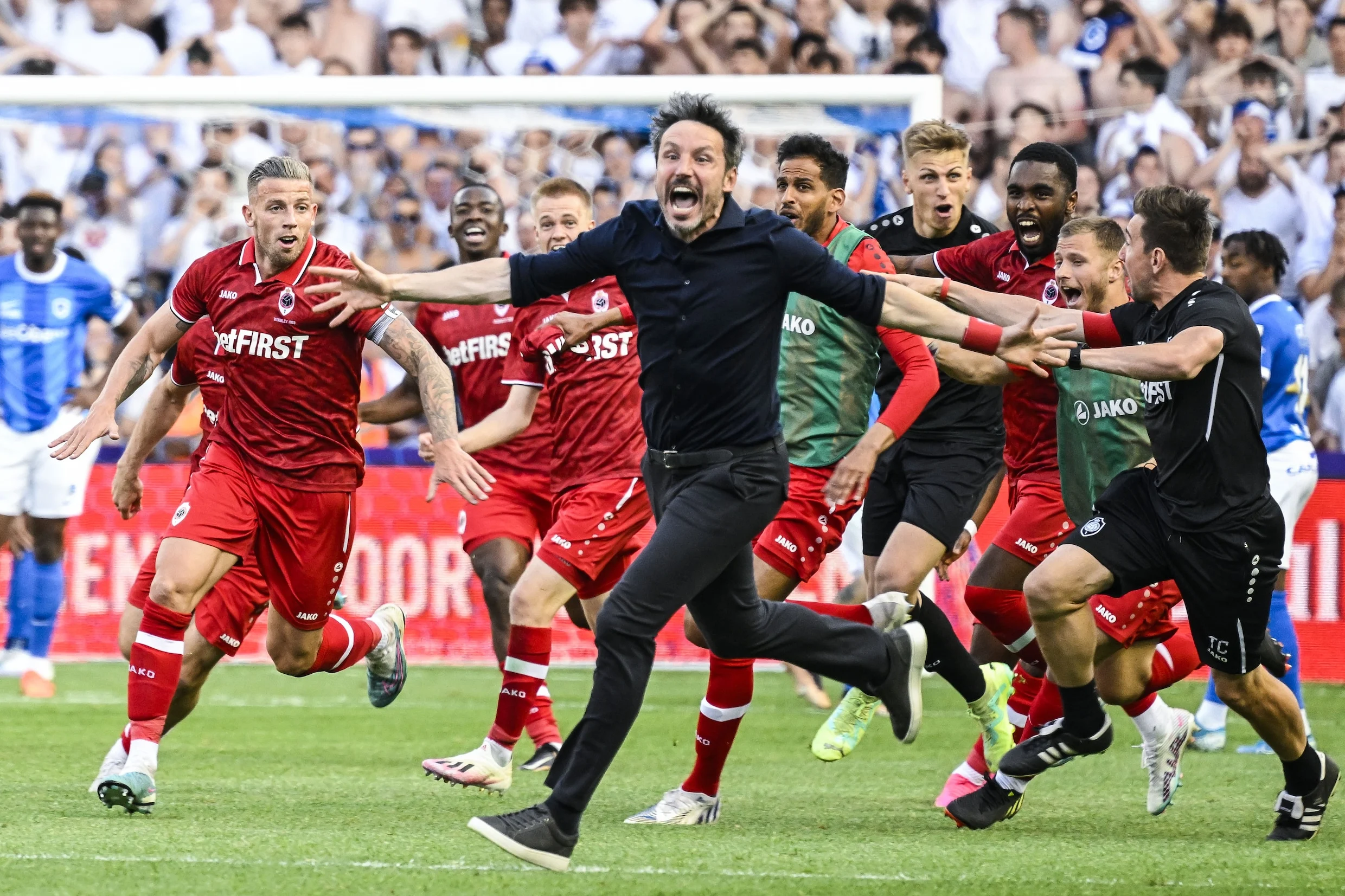 Royal Antwerp Beraksi Kuat, Mark van Bommel Sambut Gajian Baru dengan Antusias