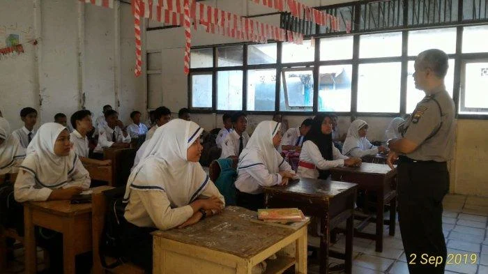 Srikandi Polresta Banjarmasin Sambangi SMPN 30 Tanamkan Disiplin dan Perlindungan Diri