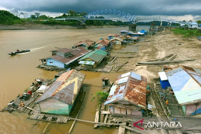 Sungai Barito Surut hingga Muncul Hamparan Pasir, Pemerintah Pastikan Jalur Transportasi Tetap Berfungsi