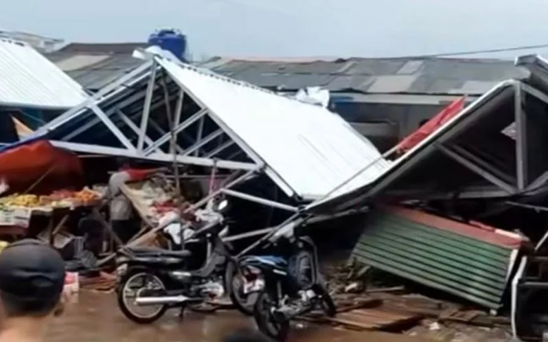 Hujan dan Angin Kencang Sebabkan Tirai Pelindung Pasar Kapar Ambruk, Tak Ada Korban Jiwa