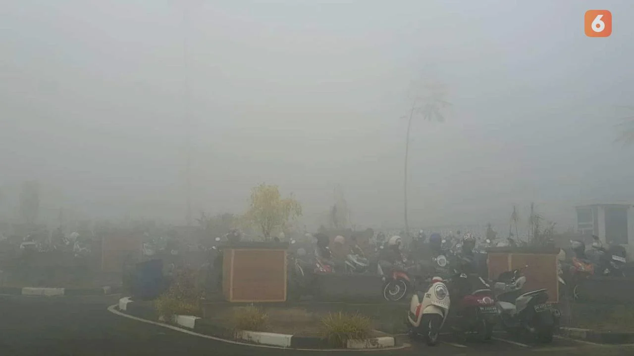 Kabut Asap Pagi Hari, Kapolresta Banjarmasin Bagi Masker di Perempatan Sabilal Muhtadin