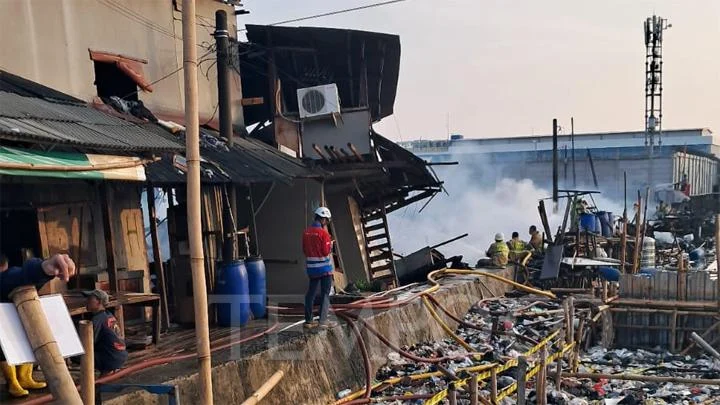 Kebakaran di Basirih Hanguskan Warung, Bengkel dan Dua Truk Fuso