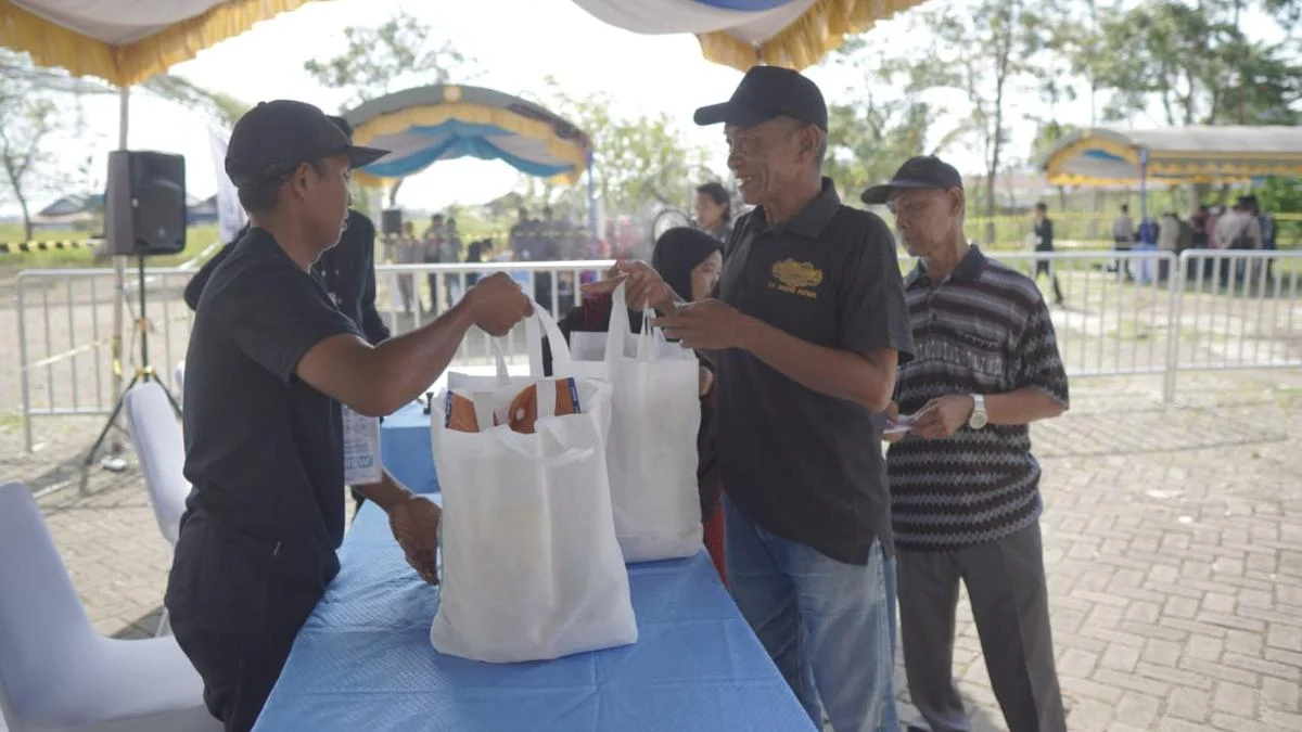 Kejati Kalsel Berikan Apresiasi Sembako bagi Pemadam Karhutla Mandiri