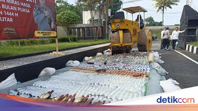 Polres Tanah Bumbu Musnahkan Hampir 3 Ribu Botol Miras Ilegal dengan Alat Berat