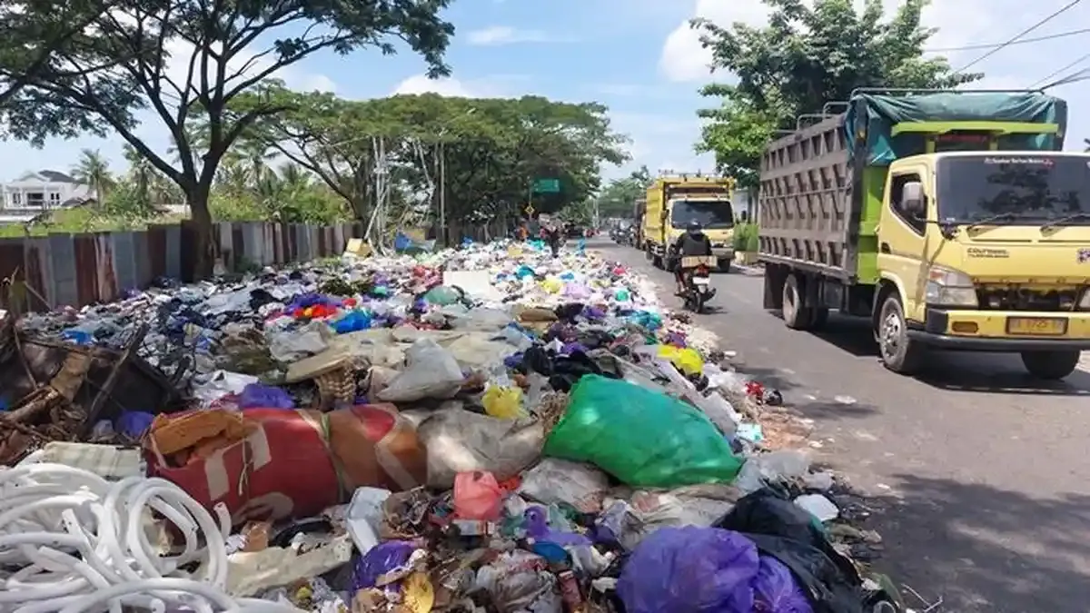 Timbunan Sampah di Jalan Lingkar Dalam Selatan Banjarmasin Terbakar Hebat