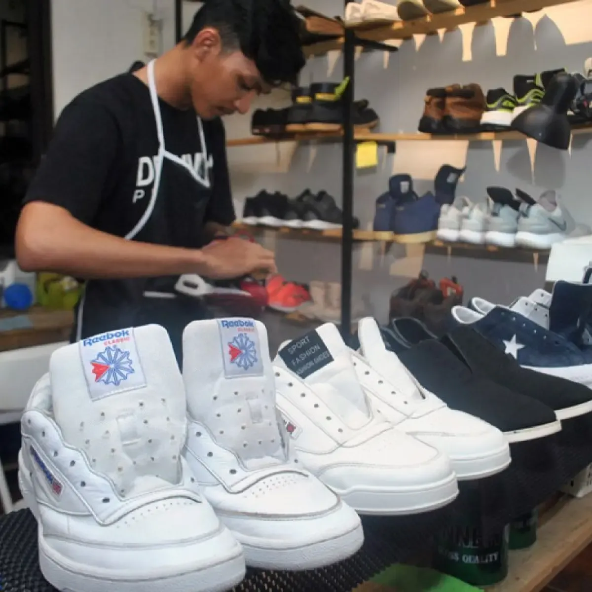 7 Rekomendasi Sepatu Jalan Terbaik yang Empuk dan Awet untuk Mobilitas Harian