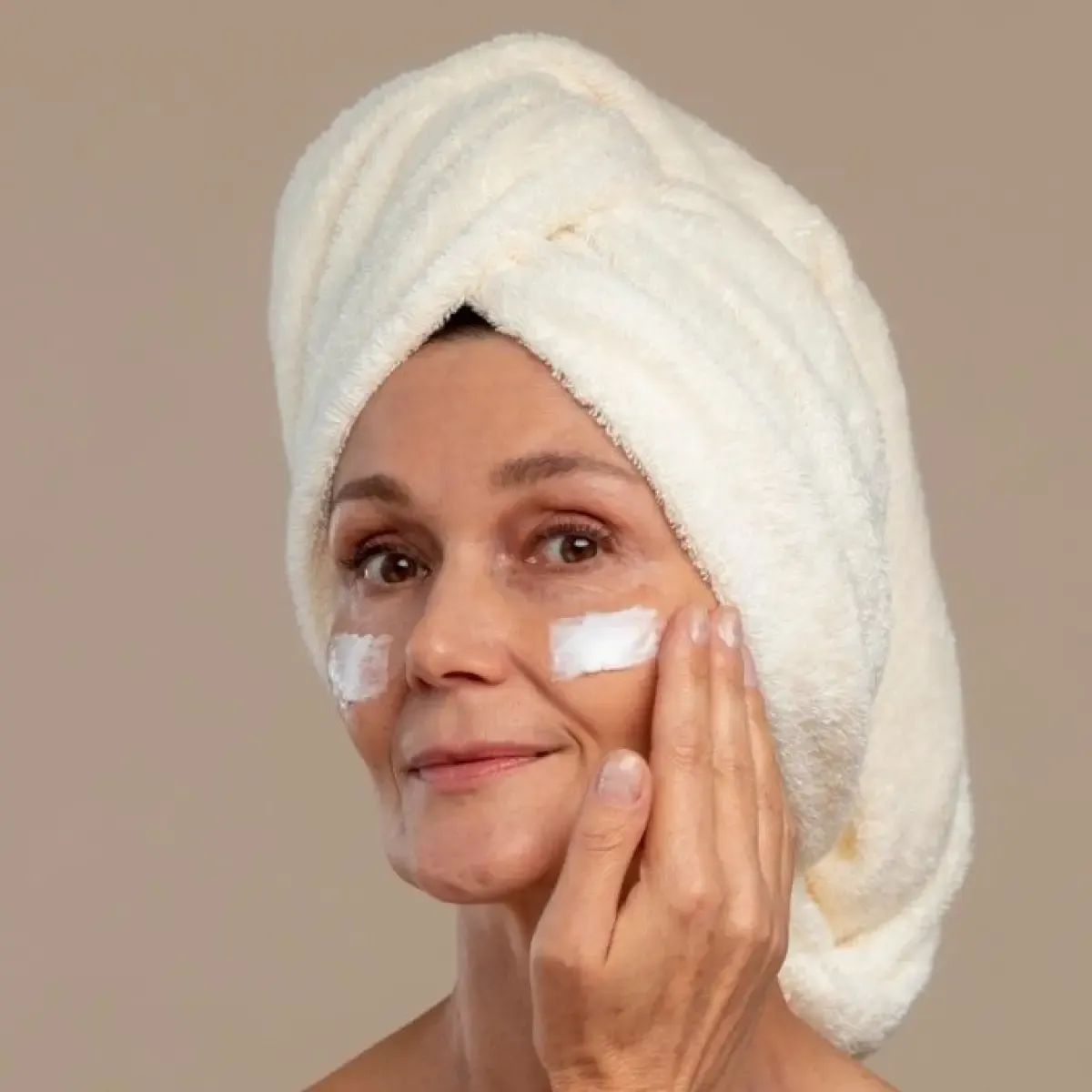9 Rekomendasi Sunscreen Mencerahkan untuk Usia 50 Tahun ke Atas