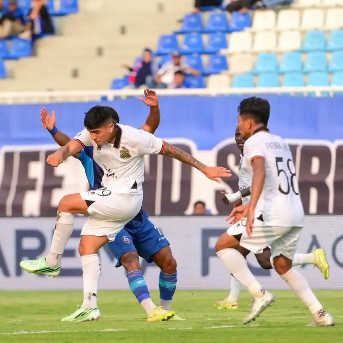 Arema FC Tahan Bhayangkara 2-2 di Kandang, Peluang Kemenangan Kembali Hilang