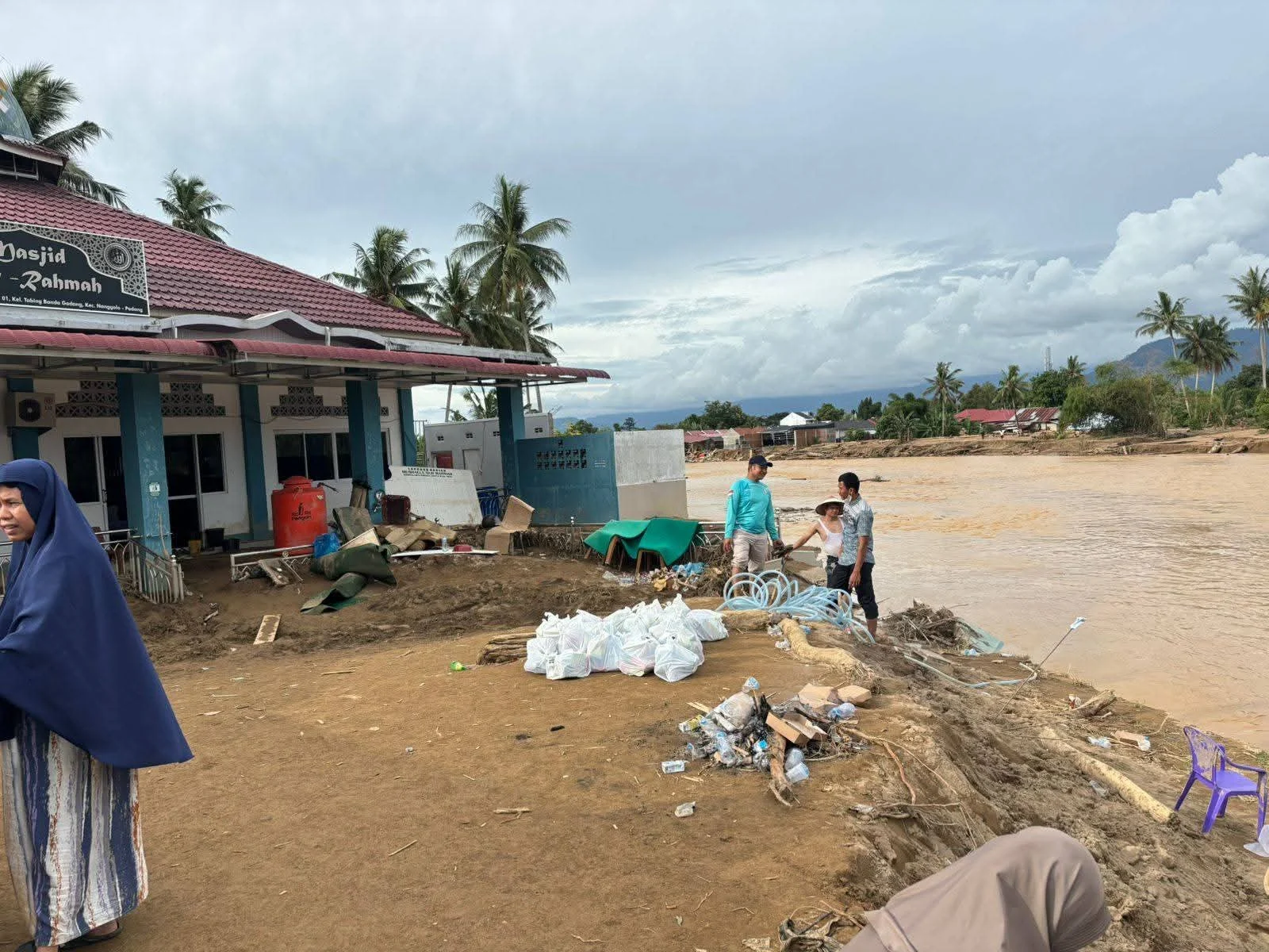 Banjir Bandang Padang Terjang Tiga Kecamatan, 672 Warga Mengungsi dan Jalan Nasional Putus