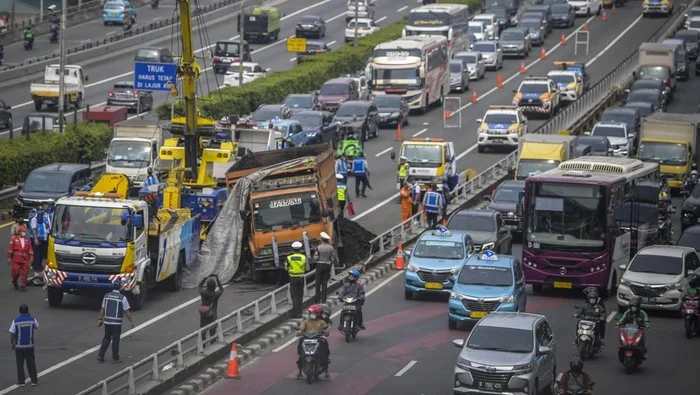 Dinamika Jalan Tol Tanah Air: Divestasi ADHI Rp1,76 Triliun hingga Kecelakaan Beruntun di Cipularang
