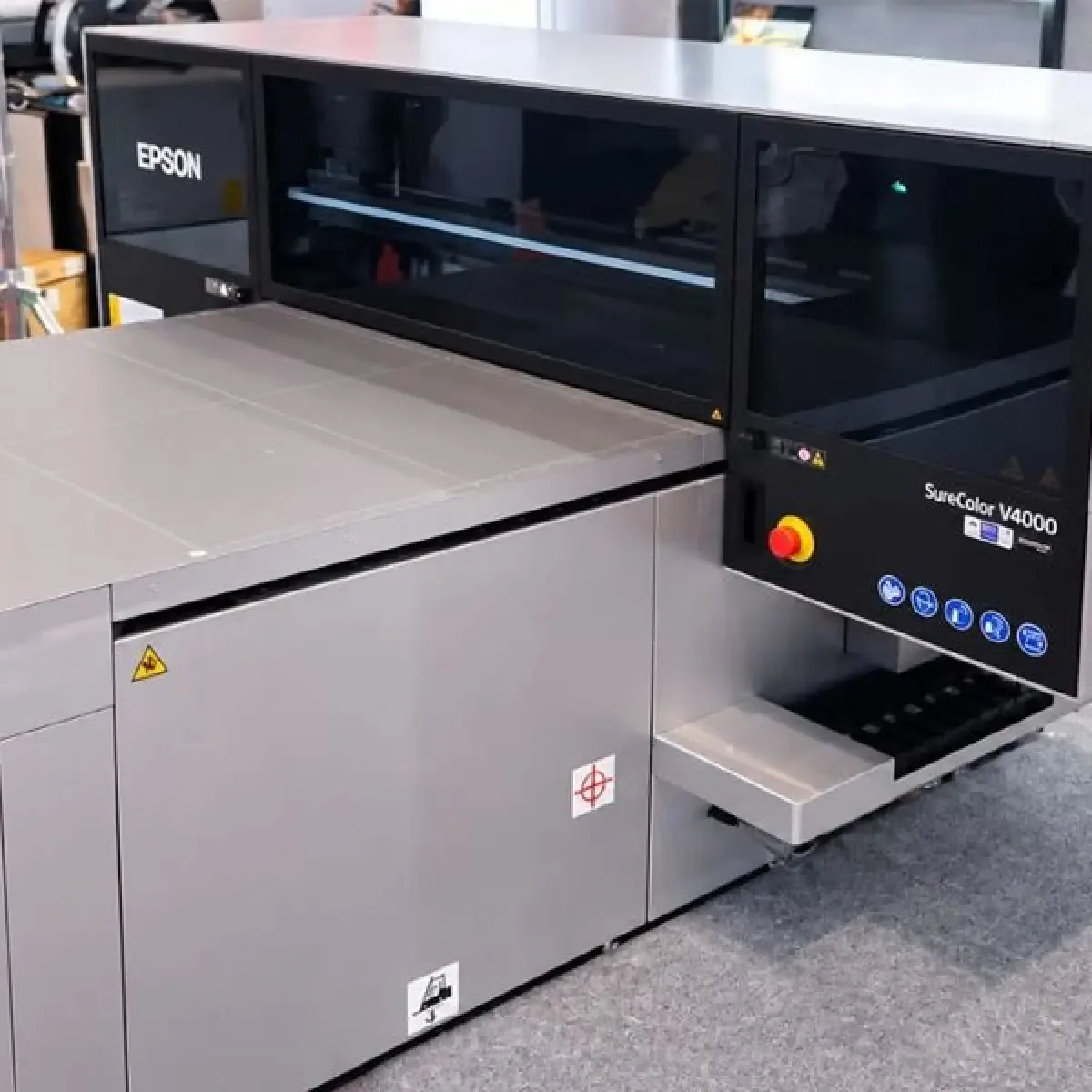 Epson Perkenalkan SureColor V4000 untuk Cetak UV Flatbed, Solusi Ringkas Produksi Personalisasi