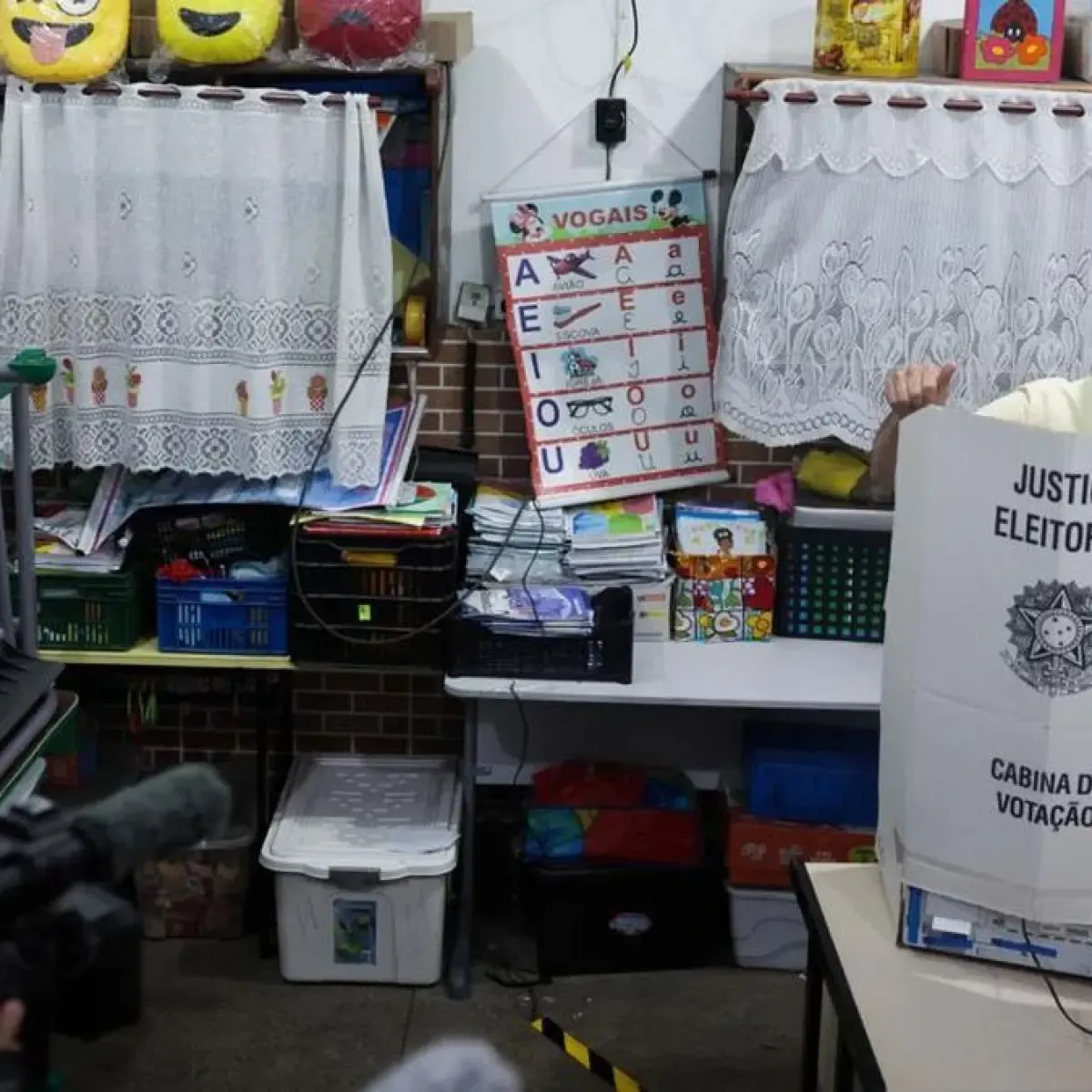 Flavio Bolsonaro Ungguli Lula da Silva pada Putaran Pertama Pilpres Brasil