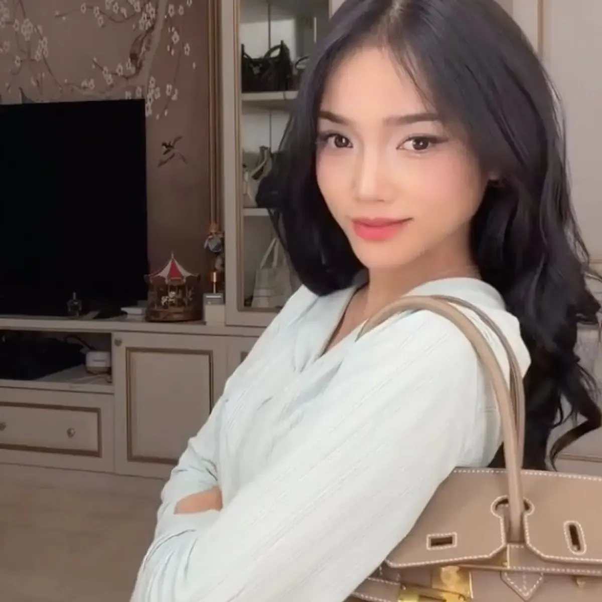 Fuji Pamer Tas Hermes Birkin Pertama Senilai Rp711 Juta