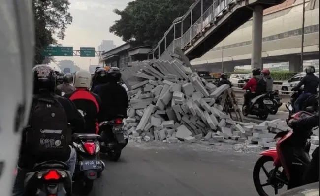 Jalan Gatot Subroto Kembali Menelan Korban: Bus Terguling hingga Truk Hantam Separator Busway