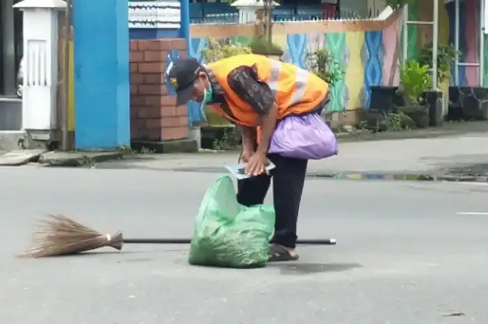 Jamsostek Dibayar Sendiri, Petugas Kebersihan Banjarmasin Kerja Dini Hari Cuma Rp75 Ribu