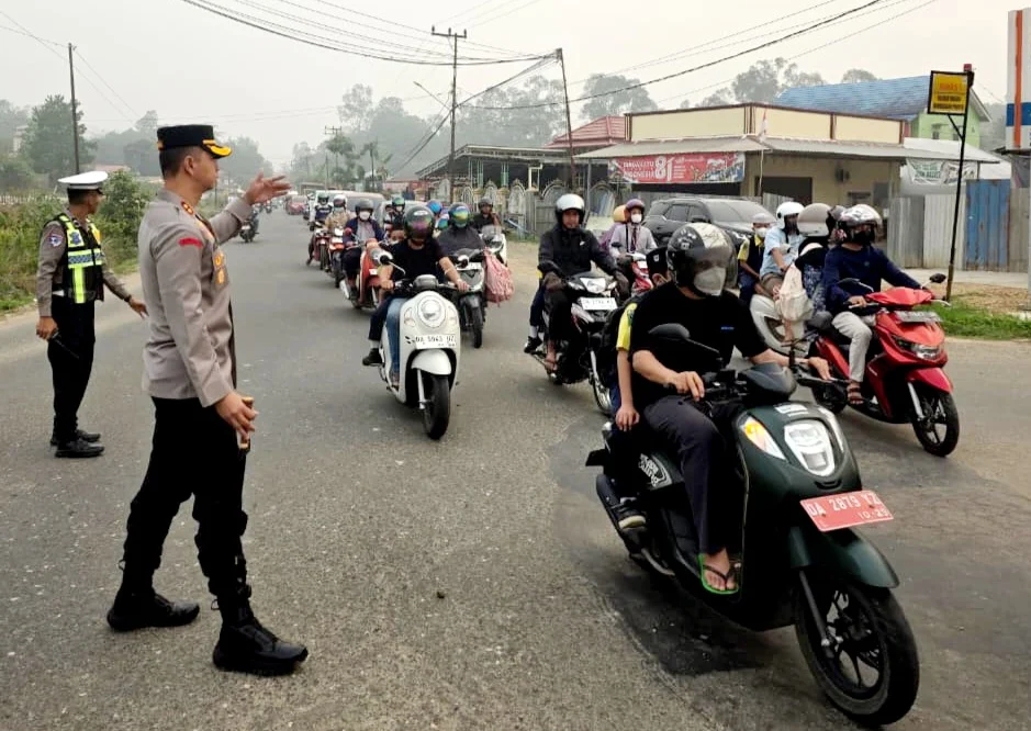 Kapolres Tabalong Pimpin Langsung Pengaturan Lalu Lintas, Hadir Layani Masyarakat