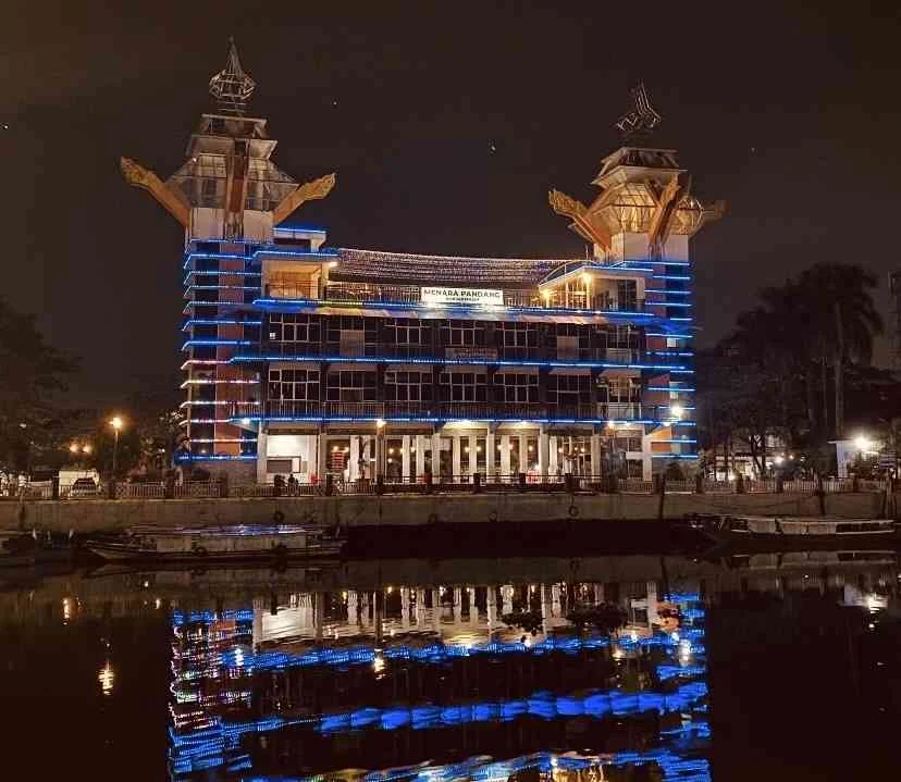 Kawasan Siring dan Balai Kota Banjarmasin Semakin Dipercantik Dengan Lampu Hias