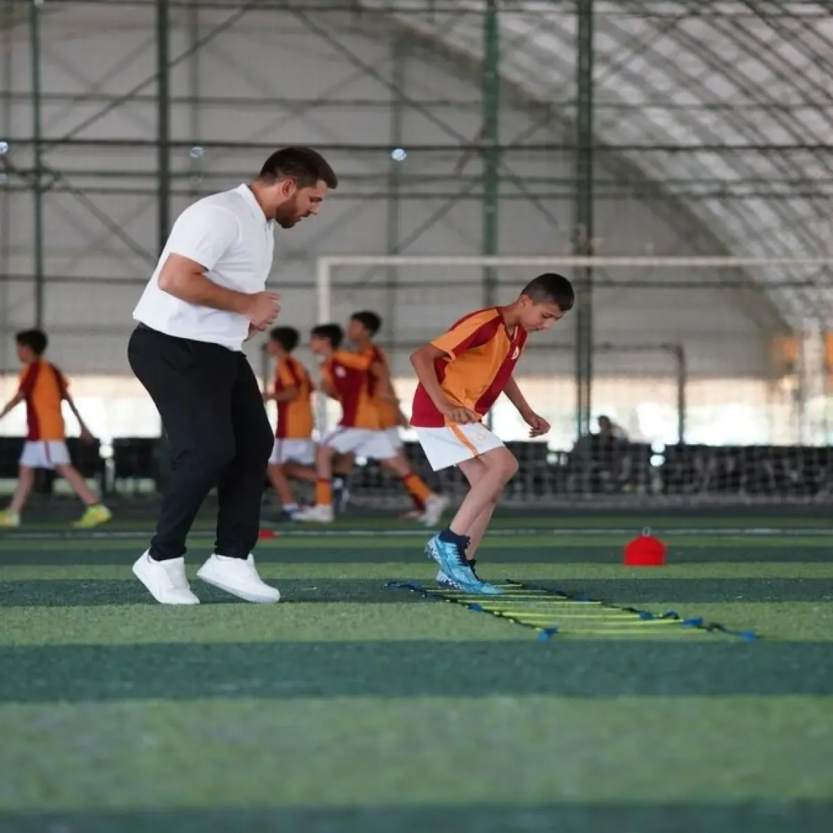 Kenali Perbedaan Sepatu Bola FG TF dan AG Sesuai Lapangan