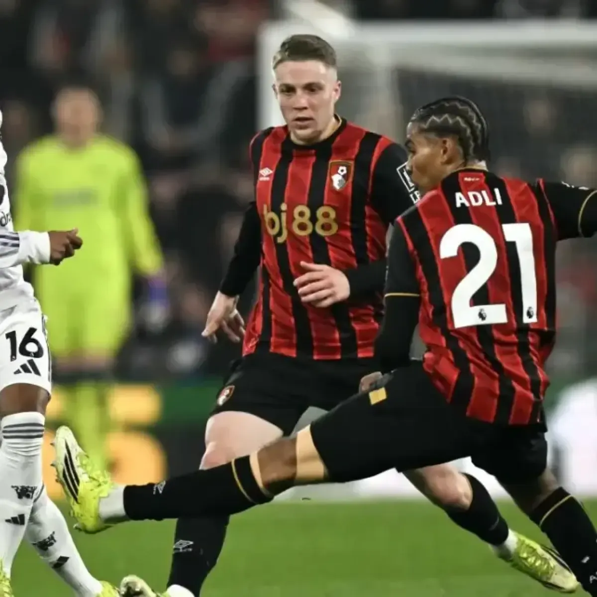 Manchester United dan Liverpool Bidik Adrien Truffert, Persaingan Bek Kiri Bournemouth Memanas