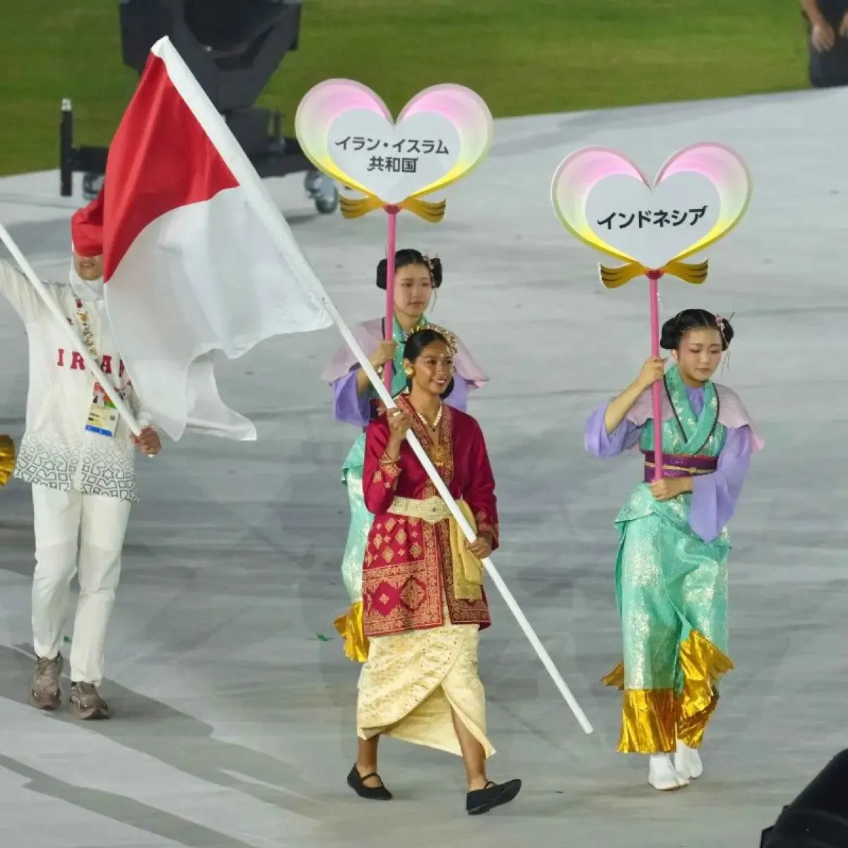 Meydiana Laviola Bawa Bendera Indonesia di Penutupan Asian Games 2026