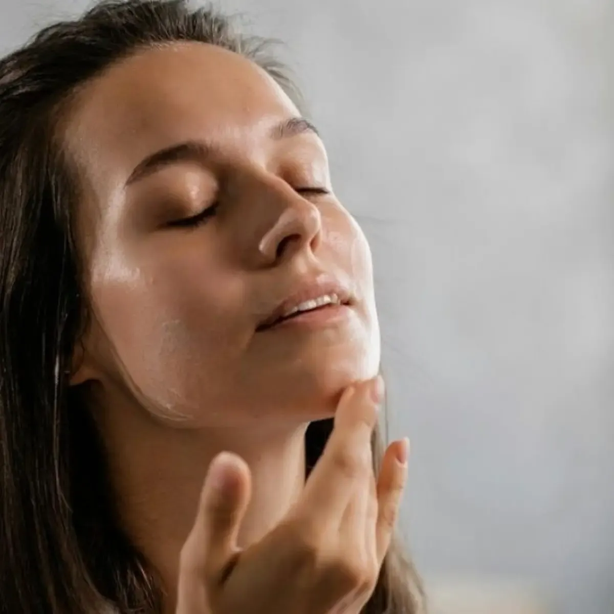 Panduan Memilih Moisturizer Ringan agar Kulit Berminyak Tetap Lembap