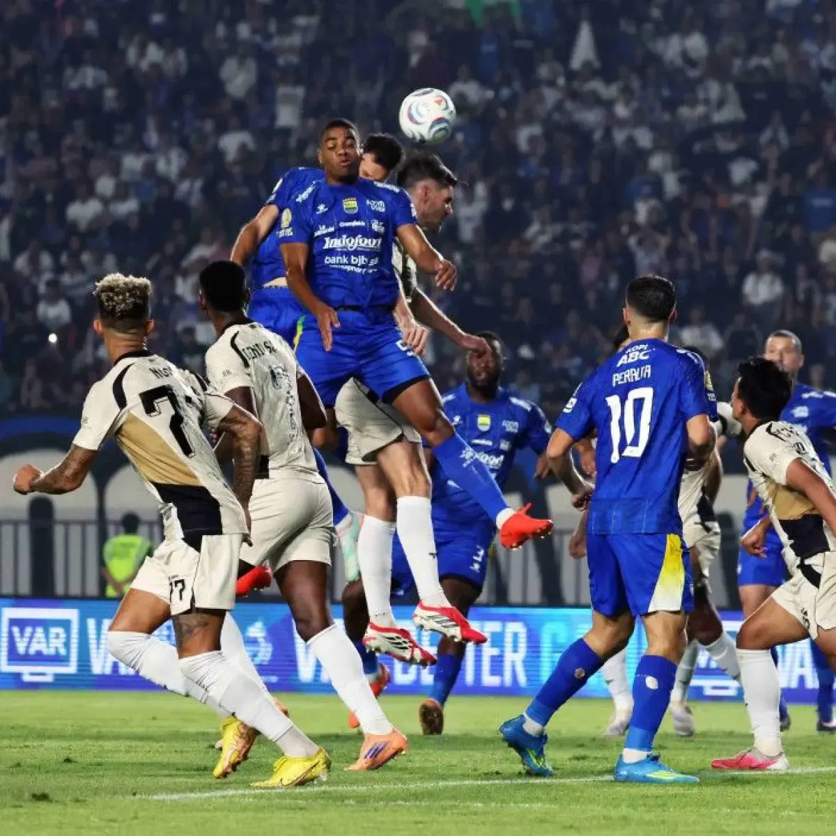 Persib Bandung Tahan Dewa United 2-2 Usai Tertinggal Dua Gol