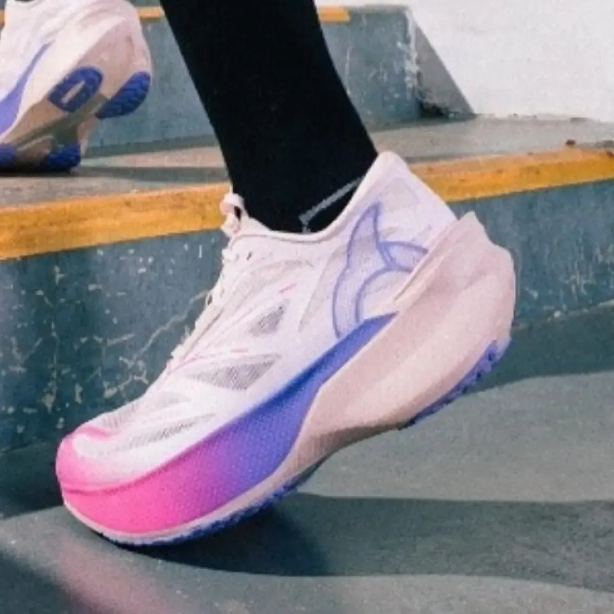 Pilih 7 Sepatu Lari Lokal untuk Kaki Lebar, Ini Panduan Lengkapnya
