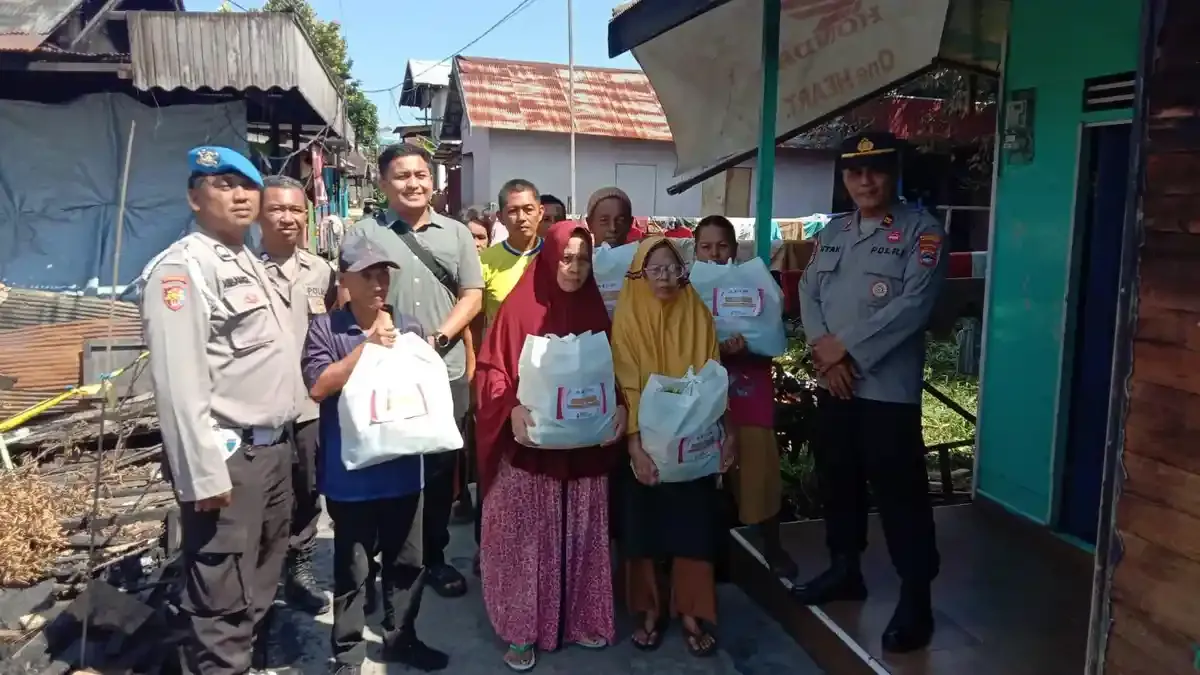 Polsek Banjarmasin Utara Bersama Dinsos Salurkan Bantuan Sosial untuk Korban Kebakaran di Alalak Selatan