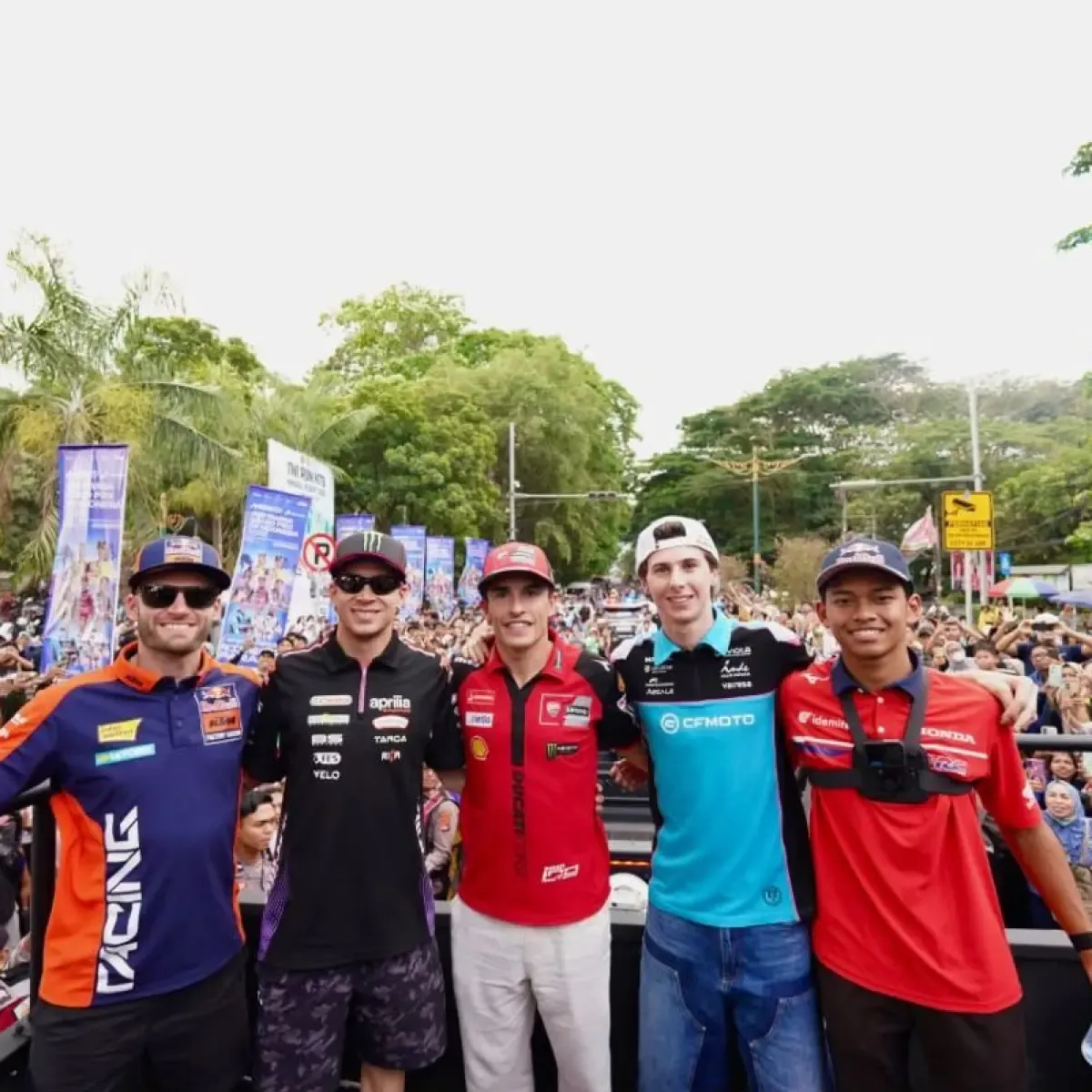 Ribuan Warga Sambut Pembalap MotoGP di Parade Mataram