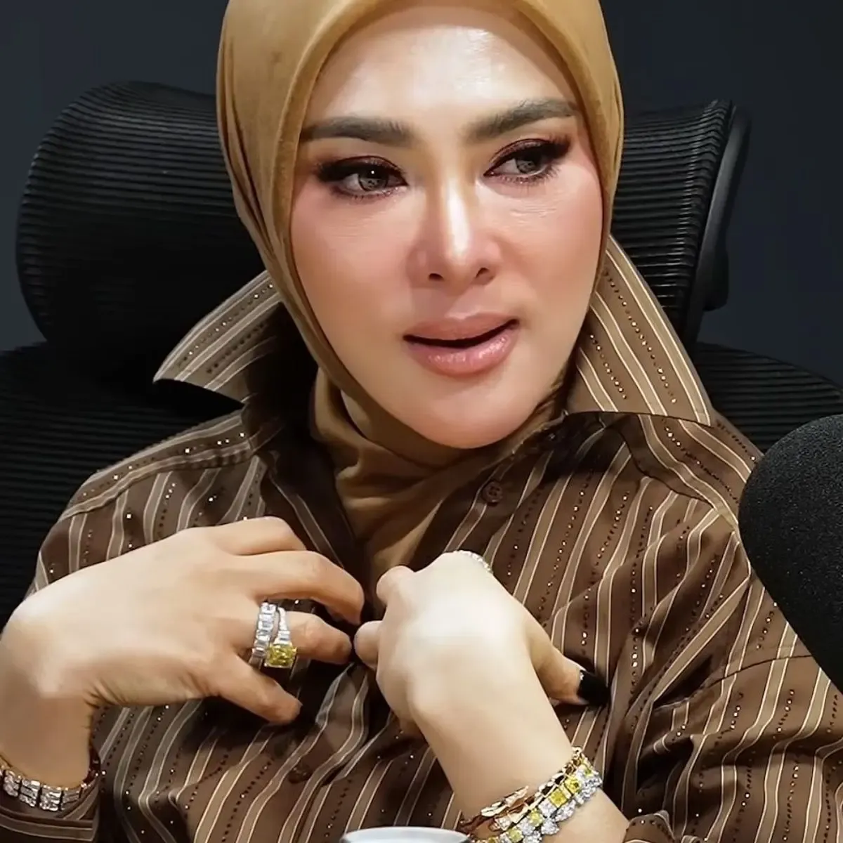 Syahrini Kenakan Aksesori Mewah Senilai Rp 34 Miliar di Podcast Raditya Dika