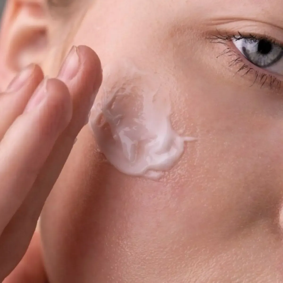 Urutan Pemakaian Sunscreen dan Moisturizer dalam Skincare Pagi yang Benar