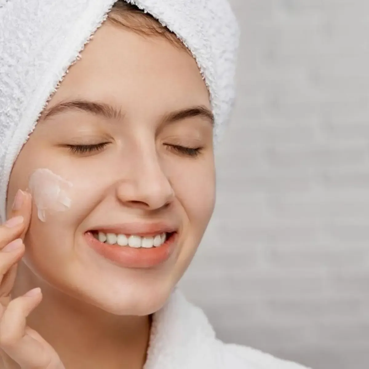 Urutan Skincare Pagi yang Tepat Sebelum Gunakan Sunscreen dan Makeup